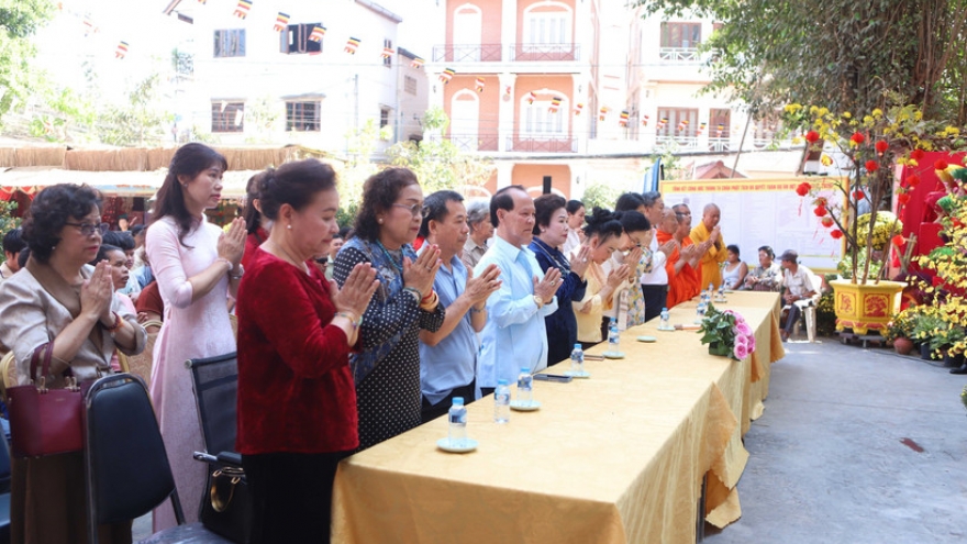 Phat Tich Pagoda in Vientiane hands out Tet packages to the disadvantaged